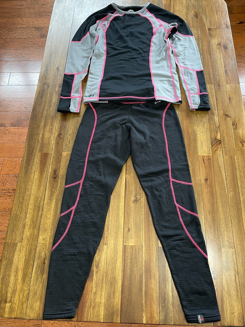 Cabela's women’s Thermal base layer Pink and black medium two piece long sleeve - Picture 2 of 11